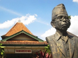 Gambar: Patung Ki Hadjar Dewantara dan Taman Siswa (genpijogja.com/Wisata Yogyakarta)