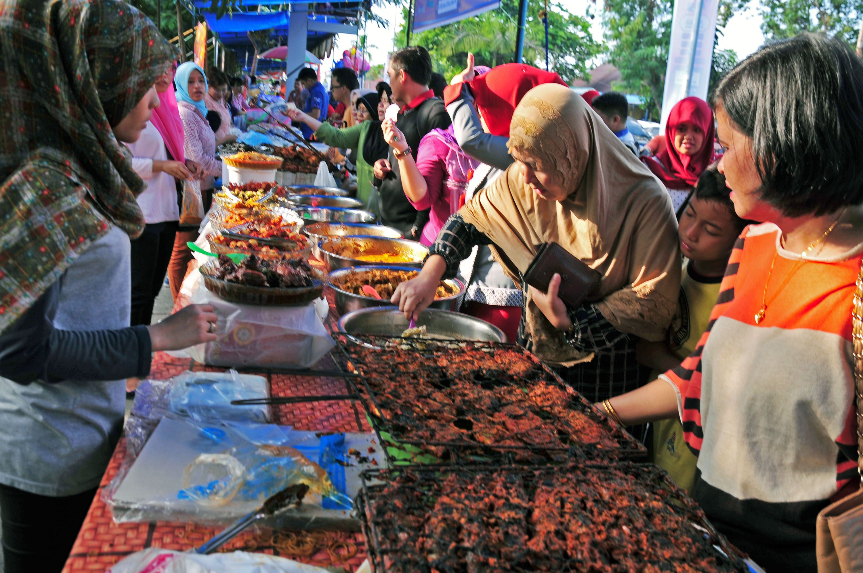 Keriuhan masyarakat ketika belanja takjil atau penganan untuk berbuka puasa Ramadan - ANTARA FOTO/FB Anggoro/ss/kye/15