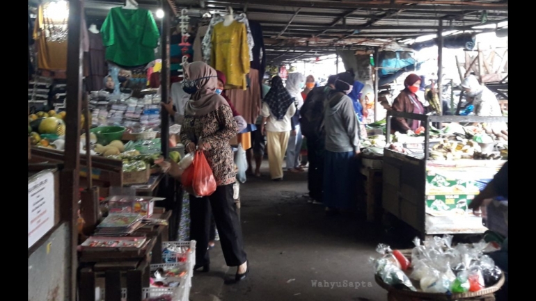 Suasana pasar di dekat rumah saya hari ini. Pembeli dan penjual tertib memakai masker. | Foto: Wahyu Sapta.