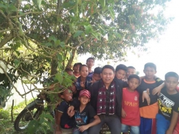 Bersama anak-anak yang bermain sepak bola di tanah lapang SD Inpres Desa Serdang, 2019 (Dokpri)