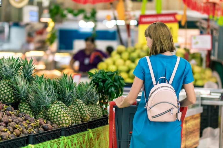 Ilustrasi seorang wanita yang sedang berbelanja (Pexels/Artem Beliaikin).
