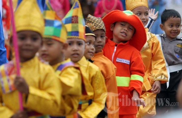 Ilustrasi Sejumlah murid Taman Kanak-Kanak (TK) menggunakan berbagai kostum mengikuti pawai karnaval di Rumbai, Riau.| Sumber: Tribun Pekanbaru /Theo Rizky
