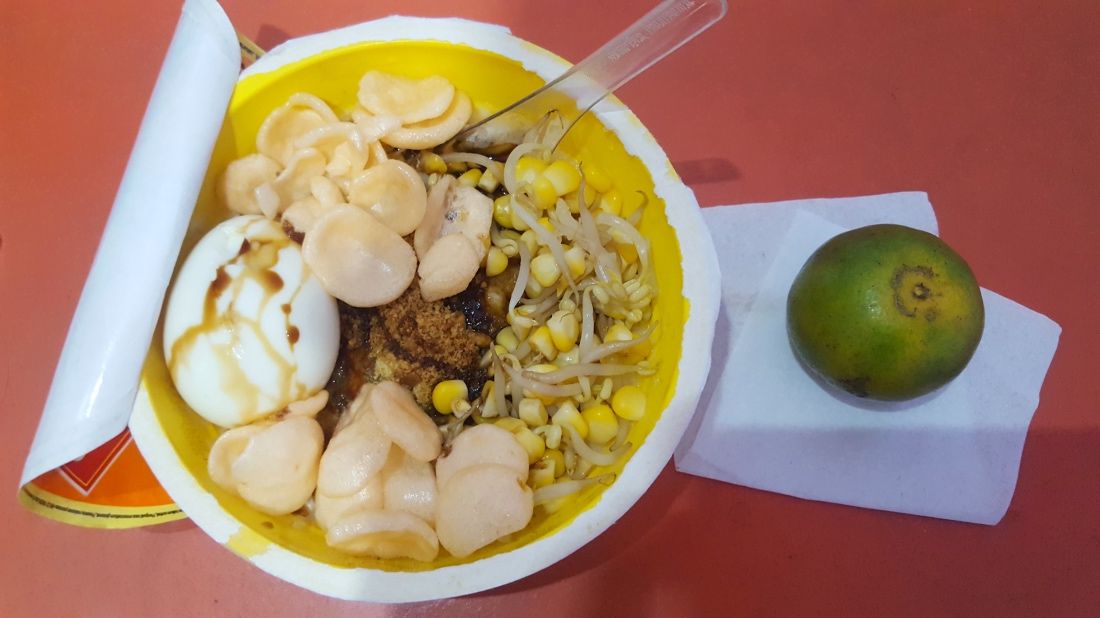 Bubur instan dengan tambahan telur rebus dan sayuran (dok. pri).