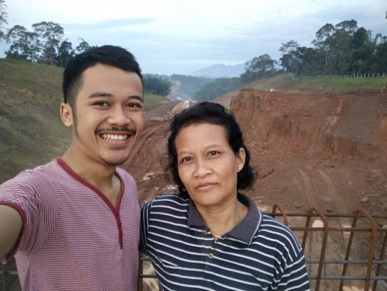 Berfoto dengan ibu di kebon belakang, saat pengerjaan proyek tol Bawen-Salatiga, foto: dokpri