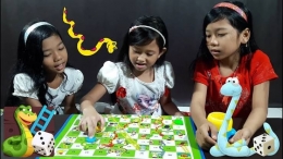 bermain ular tangga | Dokumentasi dari youtube channel : Mainan anak let's play
