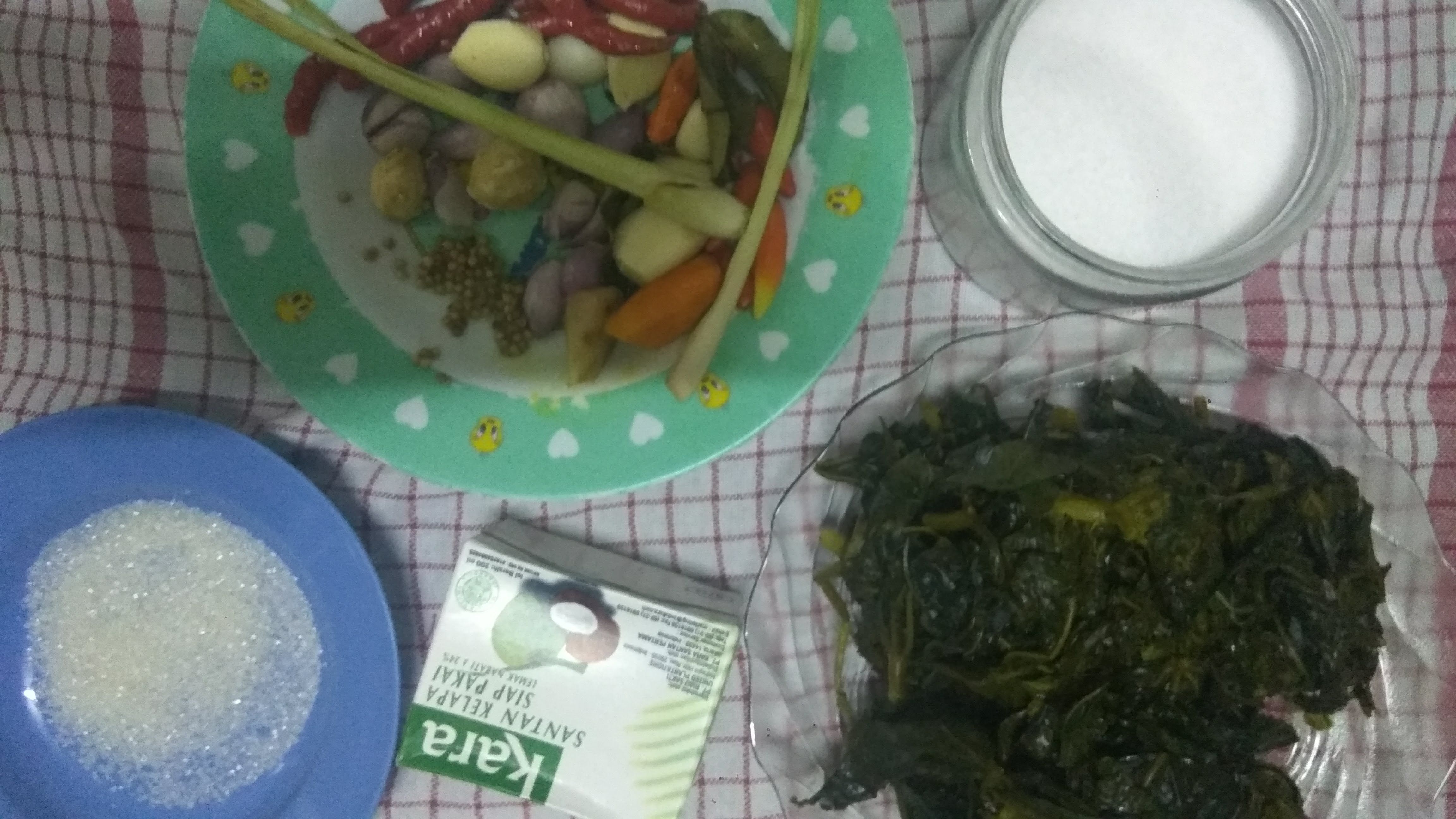 Bahan dan bumbu untuk membuat gulai daun pepaya Jepang (dok.windhu)