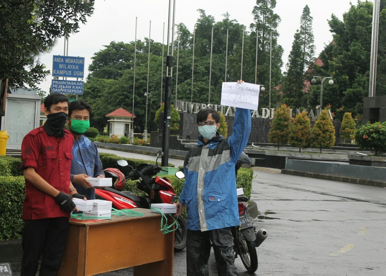 Nasi kotak gratis (foto:ko in)