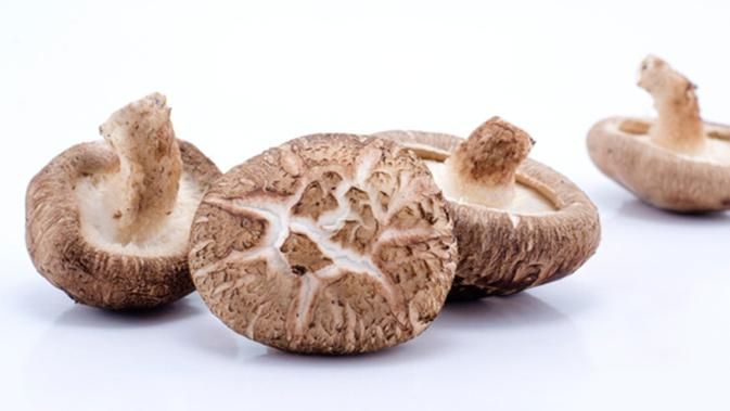 Tekstur jamur shitake kenyal dengan aroma khas jamur liar (thinkstock.com)