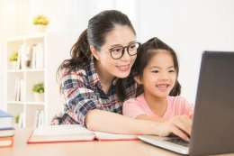 Ilustrasi orang tua mendampingi anak belajar di rumah (sumber : radioidola.com)