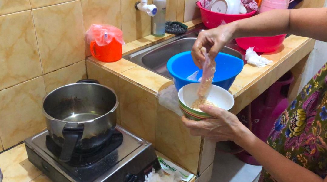 Memasukkan bahan-bahan masakan ke dalam panci (sumber : deddyhuang.com)