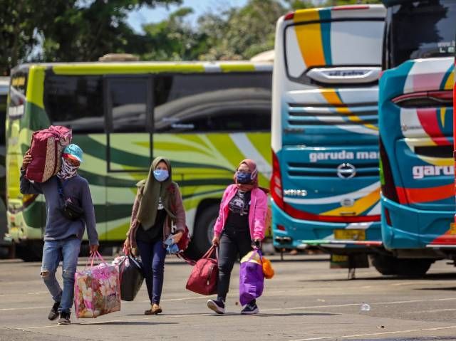 Para pemudik yang akan menuju ke kampung halamannya saat lebaran tahun 2019. (Foto. Antaranews.com)