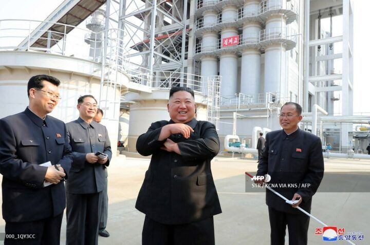 Kim Jong Un di pabrik pupuk di Sunchon Korut, sumber: AFP
