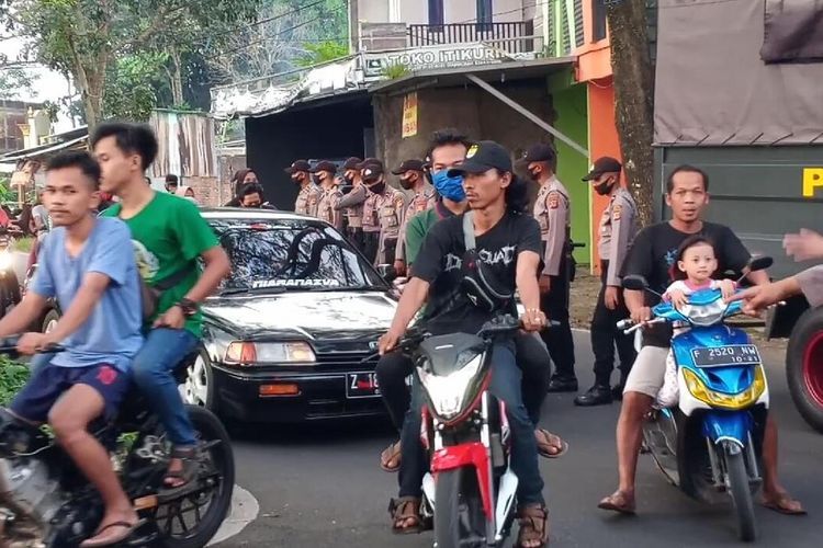 Warga Kota Tasikmalaya &nbsp;Ngabuburit dengan menonton Balap Liar (1/5/2020).(KOMPAS.COM/IRWAN NUGRAHA)