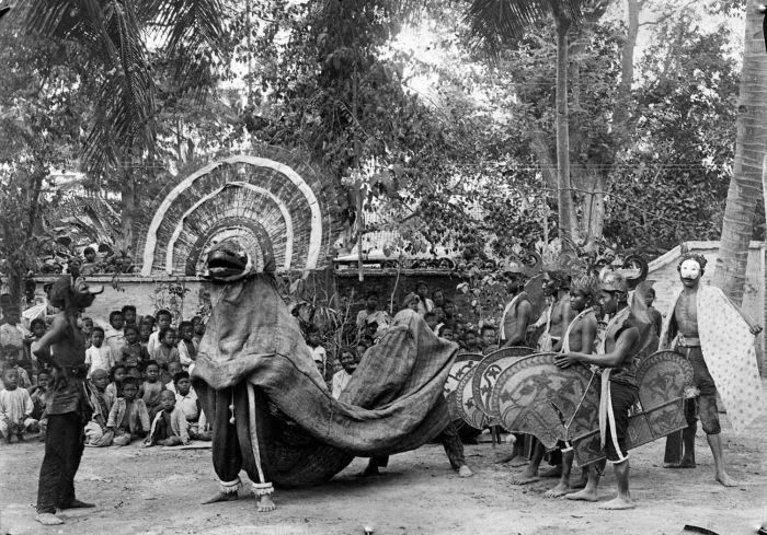 Eerste bedrijf uit een Kuda Kepang spel met een tijger en dansers op stokpaarden tijdens een volksfeest te Ponorogo (Koleksi Tropenmuseum)