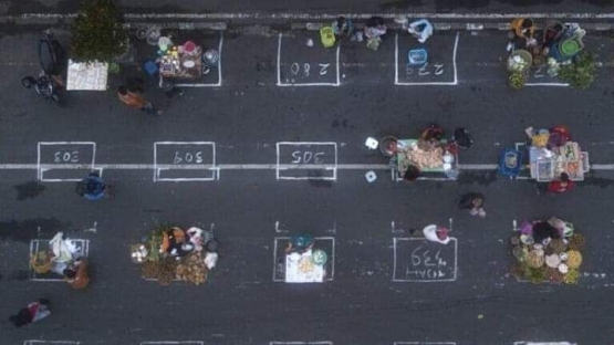 Barisan pedagang di pasar menjadi lebih rapi dan berjarak aman, foto: Facebook/KataKita