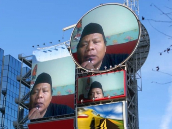 Foto dengan scene menjadi tontonan di reklame (Sumber: dokumen pribadi)