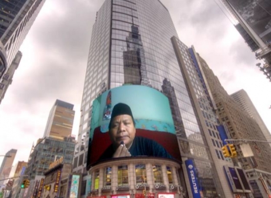 Foto dengan scene menjadi tontonan di videotron gedung (Sumber: dokumen pribadi)