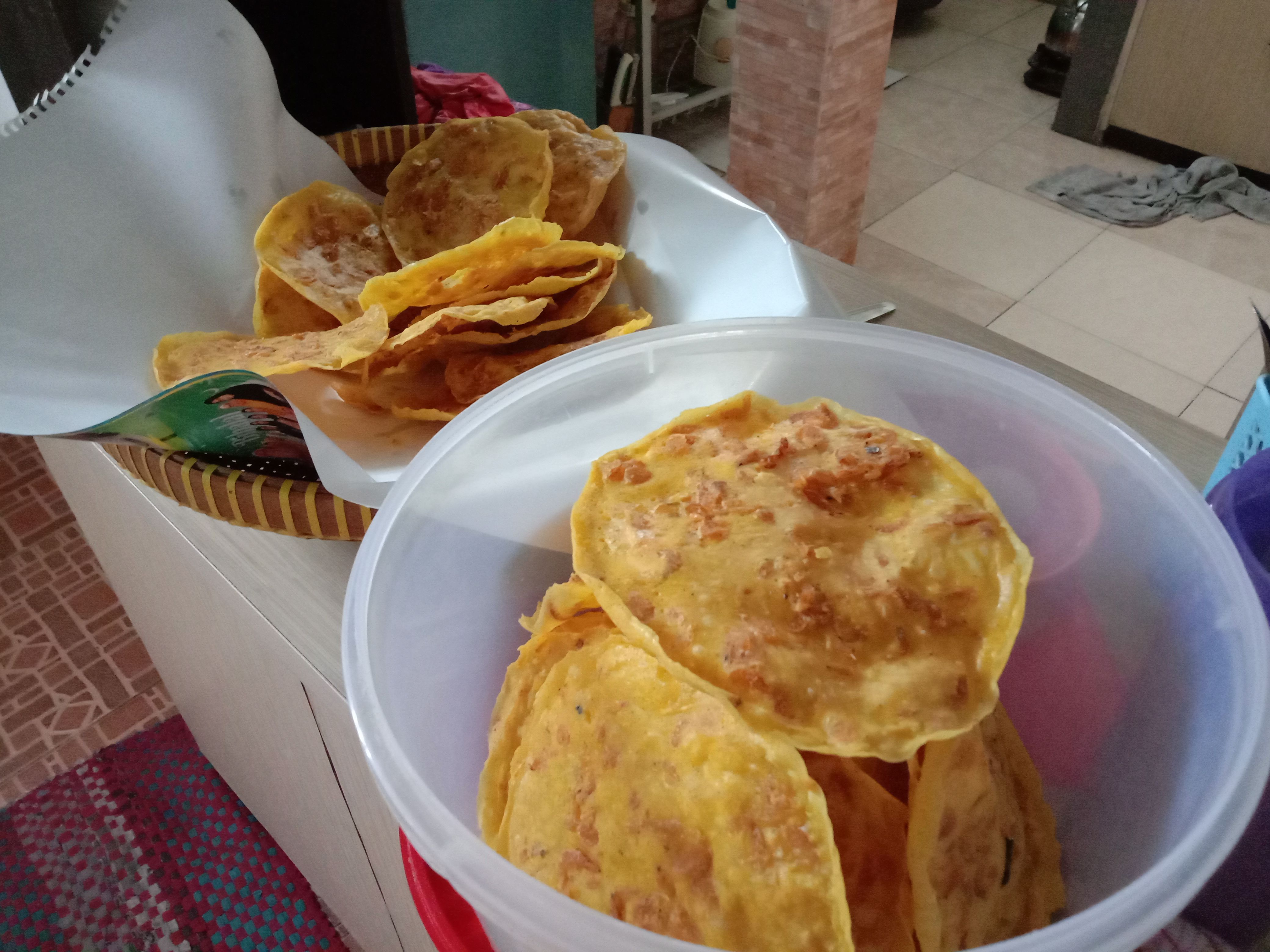 Peyek udang dan kacang, sedap untuk pelengkap sahur. Foto | Dokpri