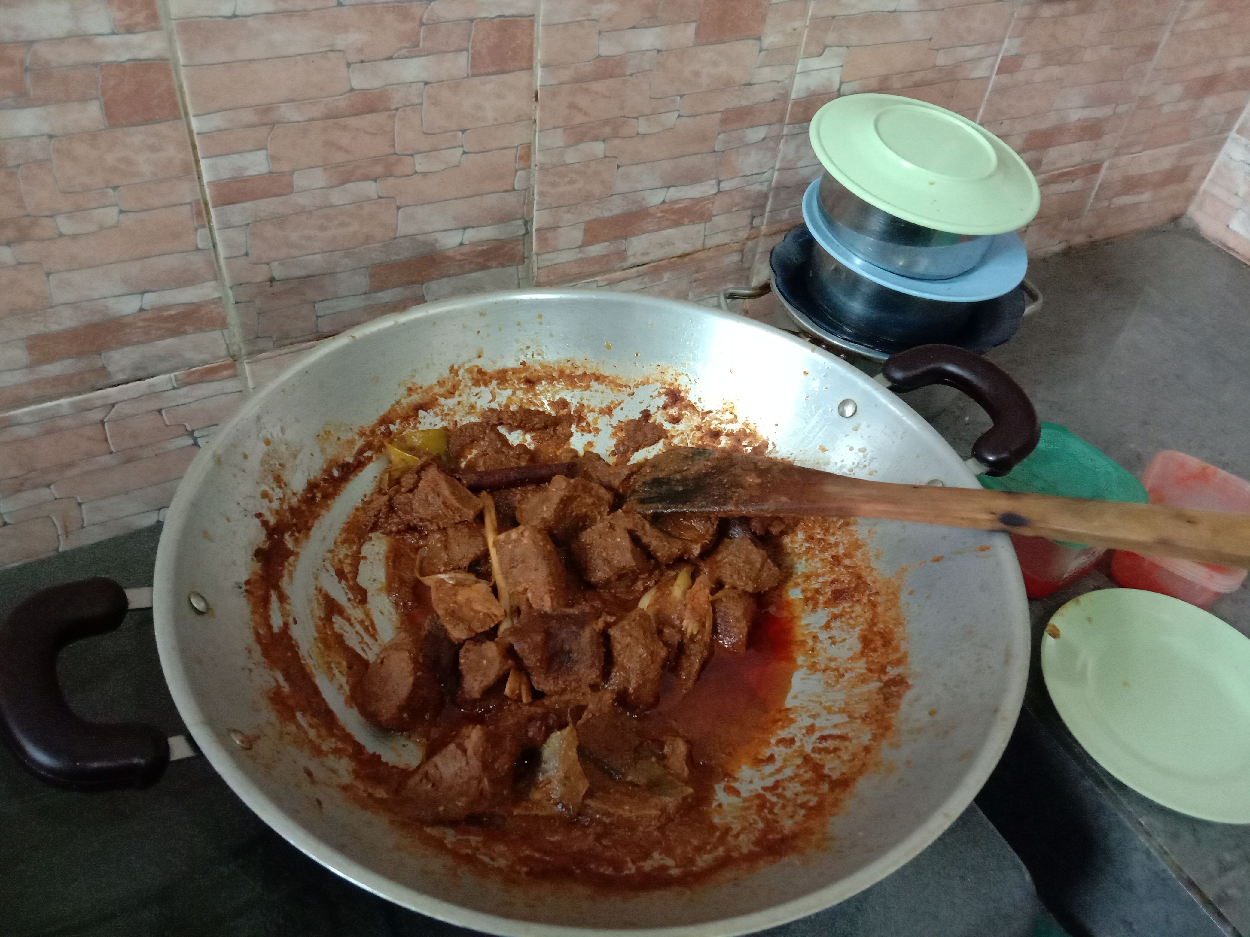 Mengolah rendang butuh waktu dan kesabaran. Foto | Dokpri