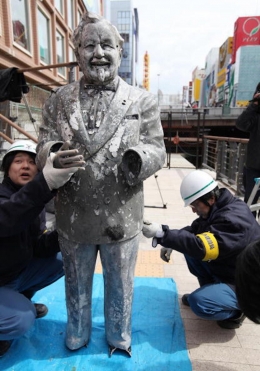 Patung Kolonel Sanders yang diangkat dari sungai di Osaka. Sumber: japanesestation.com