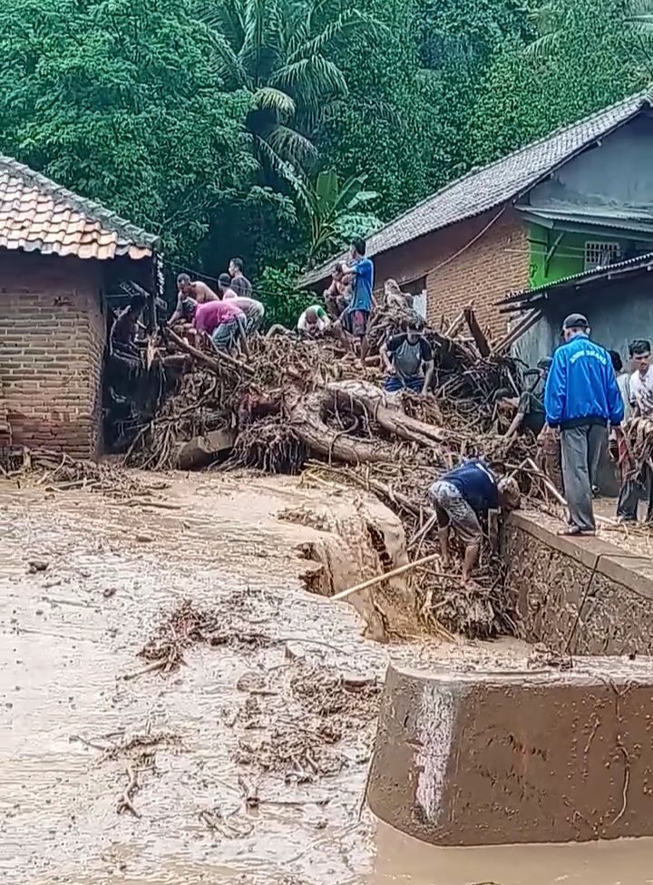 Warga Gerem bergotongroyong membersihkan sisa banjir bandang (Foto ANDI)