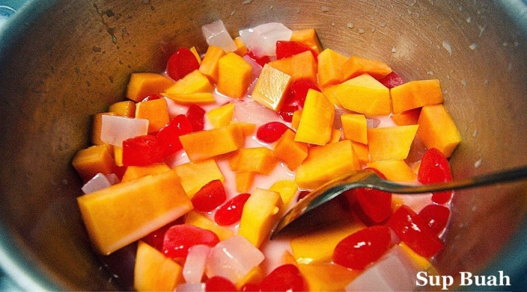 Mengolah sup buah untuk mengisi waktu ngabuburit di rumah (dok. pri).