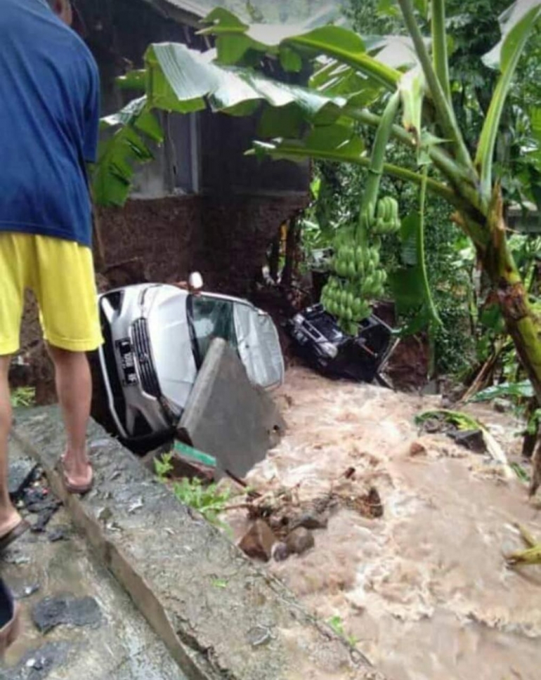sejumlah mobil masuk ke jurang akibat terseret banjir bandang di Kampung Gerem (Foto Anaz/Grup Whatsaaps)