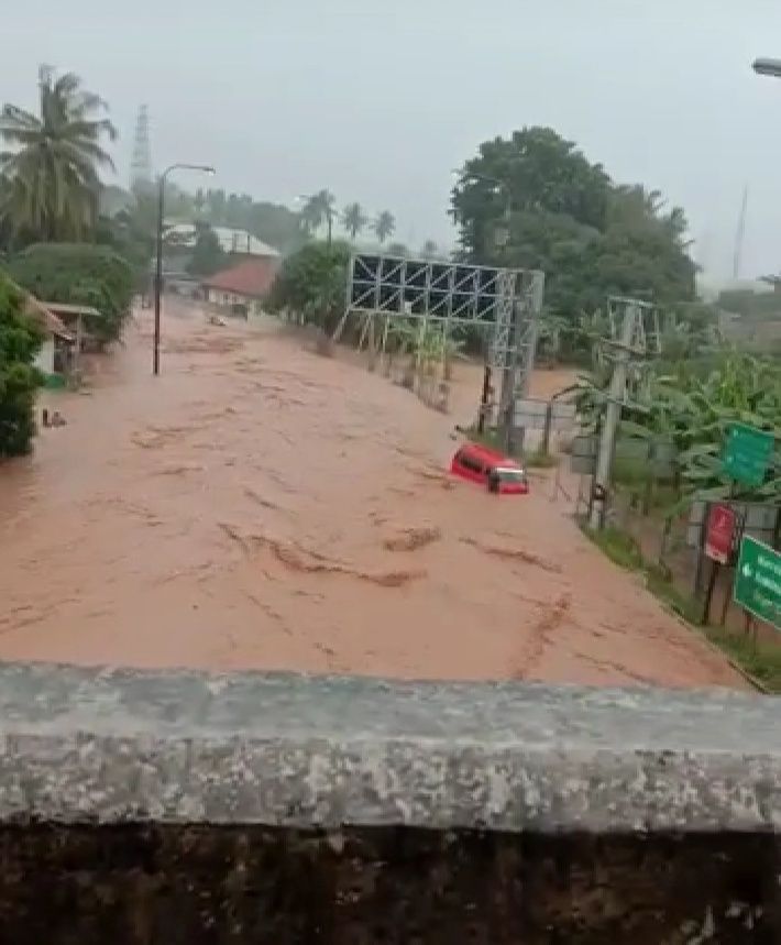 Gerbang Tol Cilegon Barat berubah menjadi sungai (Foto dari facebook banten)