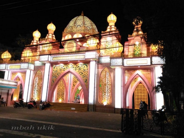 Wajah masjid unik kala malam hari pada tahun 2019. Dokpri
