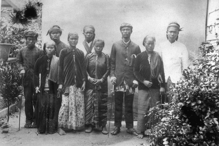 Orang Jawa yang dikirim ke Suriname oleh Pemerintah Hindia Belanda. Foto diambail antara 1880-1900. (foto: Tropen Museum dipublikasikan Kompas.com)