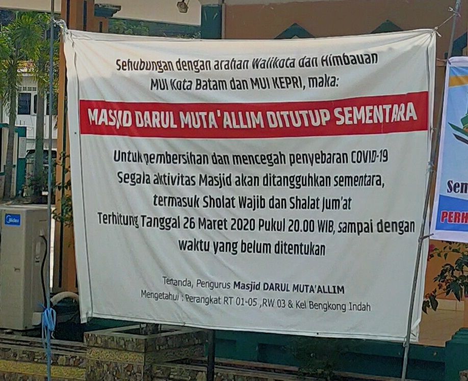 Spanduk di depan Masjid Darul Muta'allim Batam. | Dokumentasi Pribadi