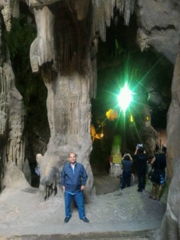 Sejumlah wisatawan mengabadikan keindahan gua di puncak Gunung Luang, Thailand. (foto: dok. pribadi)