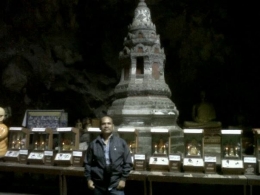 Di dalam gua, terdapat bangunan pagoda untuk ritual ibadah umat Budha. (foto: dok. pribadi)