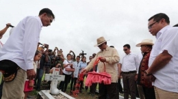 Prabowo Subianto tabur bunga di makam tokoh pro-integrasi Timor Timur, 27 Desember 2018 [Tribunnews.com]