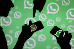 Komunikasi menggunakan WhatsApp populer dilakukan saat tak bisa bertemu langsung. (Ilustrasi Reuters via Kompas.com)