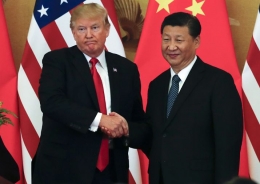 Donald Trump (kiri) dan Xi Jinping, pandemi membuat ketegangan antar negara mereka meningkat (doc.India TV News)