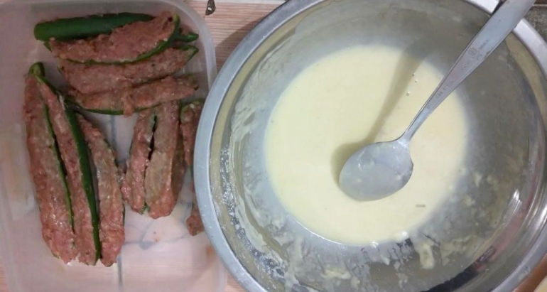 Sebelum digoreng, cabai hijau isi daging dibungkus adonan terigu dan telur.(foto: dok. pribadi)