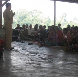 Pada sebuah kesempatan pembinaan keluarga melalui kegiatan PKK di Desa Selandi Baru Kec. Payung Kab. Karo, 2006 (Dokpri)