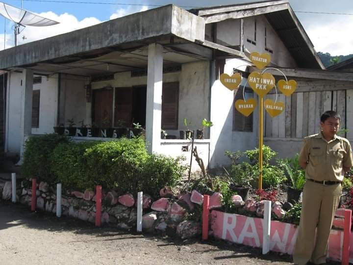 Pada sebuah kesempatan pembinaan keluarga melalui kegiatan PKK di Desa Selandi Baru Kec. Payung Kab. Karo, 2006 (Dokpri)