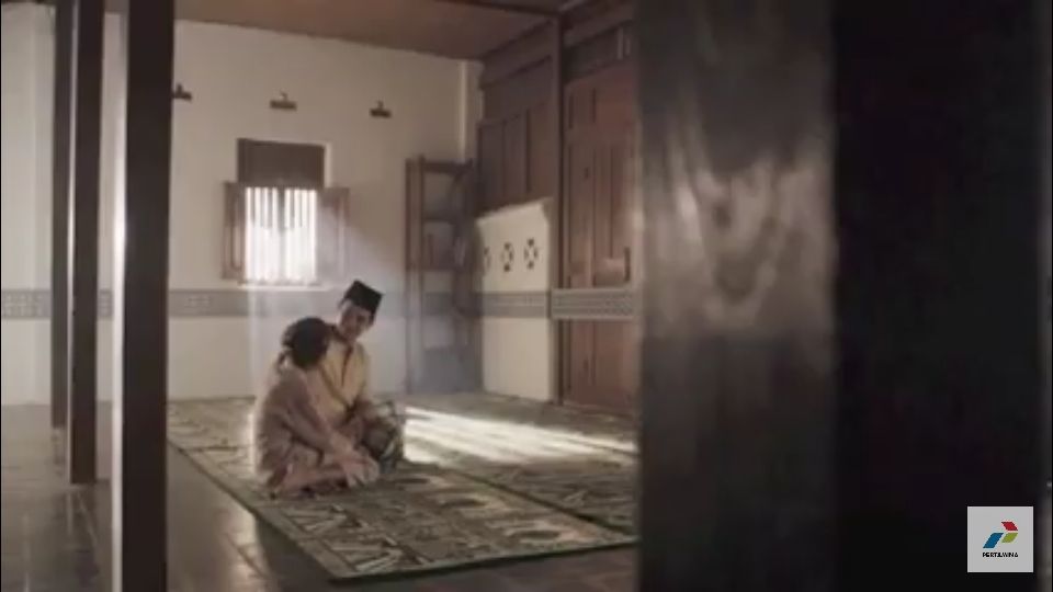 Gambar tangkapan layar video, Ayah dan anak salat berjamaah