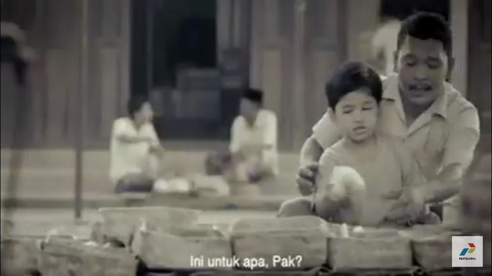 Gambar tangkapan layar video, saat si Ayah masih kecil