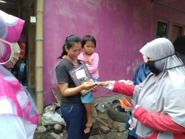 Layanan antar buku di desa Muntang (Dokumentasi pribadi)