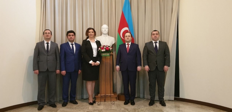 HUT ke-97 Heydar Aliyev: Duta Besar Azerbaijan untuk Indonesia Jalal Mirzayev (kedua dari kanan) berpose dengan stafnya (kiri ke kanan) Emil Ahmadov, Intigam Huseynov, Gultakin Habibli dan Majid Majidov dalam acara perayaan HUT Ke-97 Pemimpin Nasional Azerbaijan Heydar Aliyev di Jakarta pada hari Rabu (Mei 6). | Courtesy of Kedutaan Besar Azerbaijan