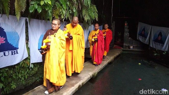 Para biksu sedang mengambil air berkah di umbul Jumprit | https://news.detik.com/