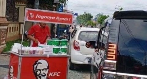 Viral, KFC Buka Lapak Takjil di Pinggir Jalan, Netizen Soroti Hal Ini. (Instagram/@hellosamarinda)