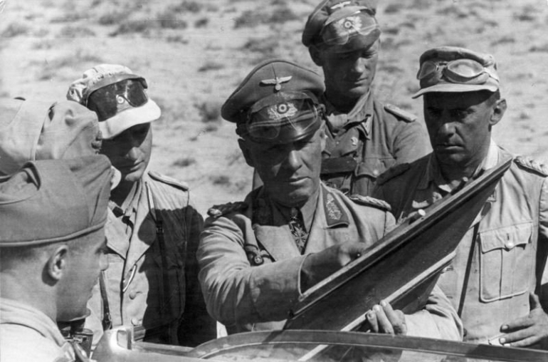 link gambar: https://commons.wikimedia.org/wiki/File:Bundesarchiv_Bild_101I-786-0327-19,_Nordafrika,_Erwin_Rommel_mit_Offizieren.jpgJenderal Rommel sedang memimpin pertempuran di Afrika Utara. Sumber Gambar: Koleksi German Federal Archive/wikimedia.org 