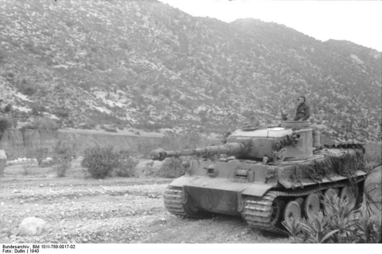 Tank tempur utama Jerman-Tiger  di Tunisia. Sumber Gambar : Bundesarchiv/wikimedia.org