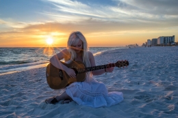 Ilustrasi seorang gadis bermain gitar (Sumber : pixabay.com/TheHilaryClark)