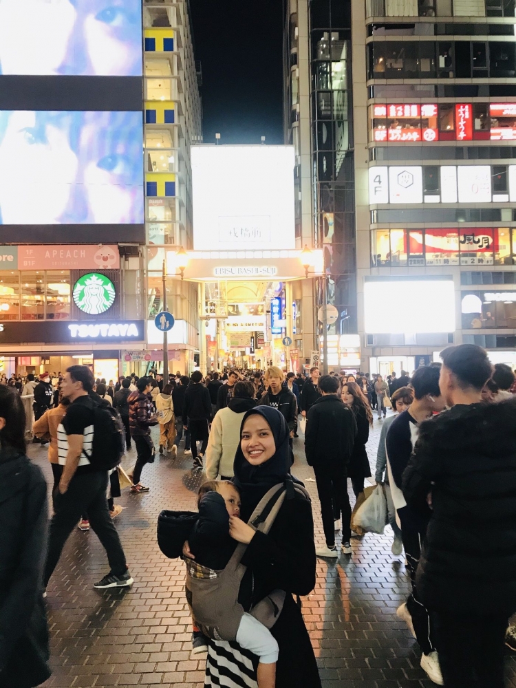 Di depan pintu masuk Sihnsaibashi Suji Market