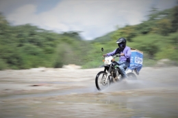 Seorang staf mitra Plan Indonesia yang mengendarai sepeda motor saat distribusi Hygiene Kit. Foto: Agus Haru/Plan Indonesia 